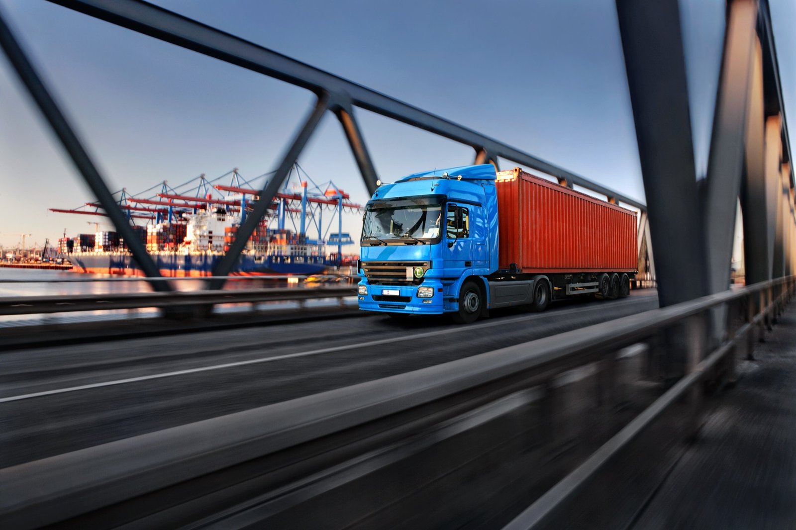 LKW an der Laderampe bei der Reifenlogistik